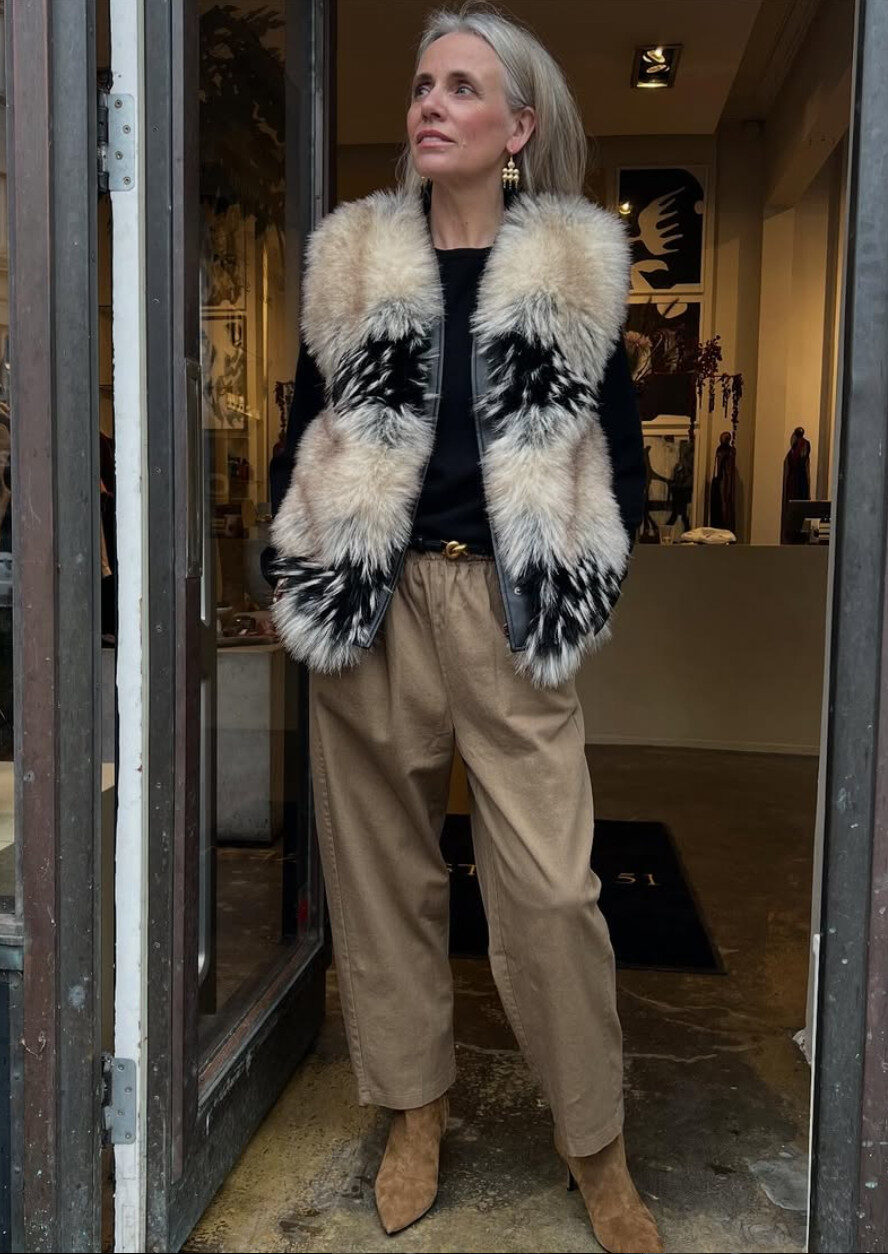 Gitte Lund i døren til butikken